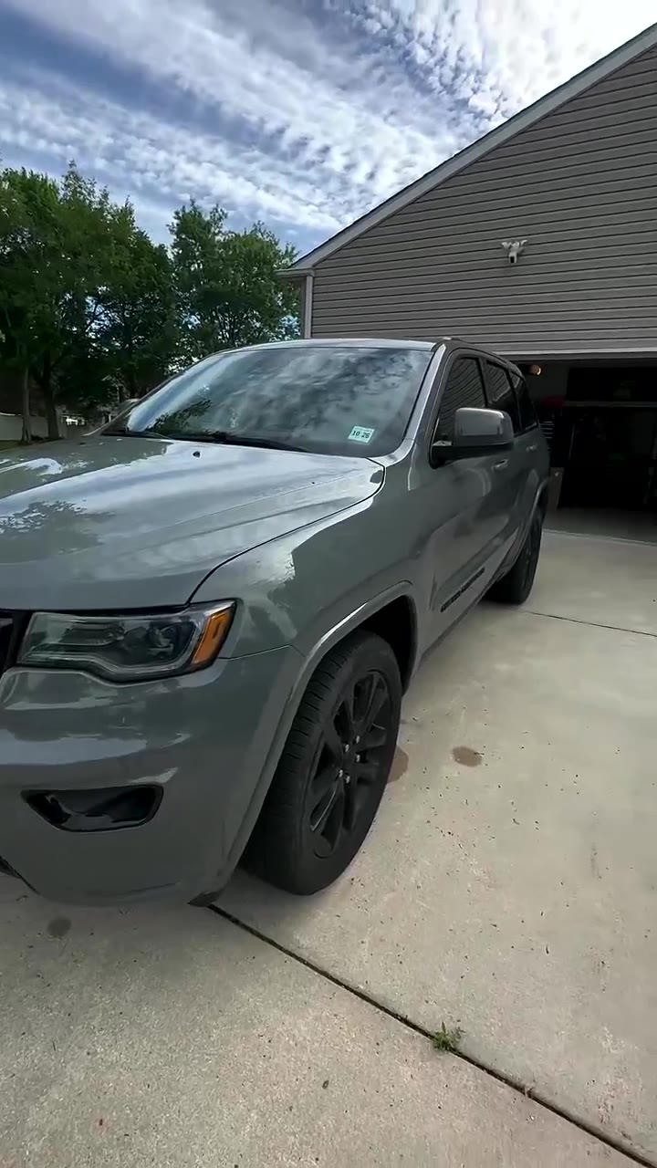 Grey Jeep Grand Cherokee with a glossy finish after detailing